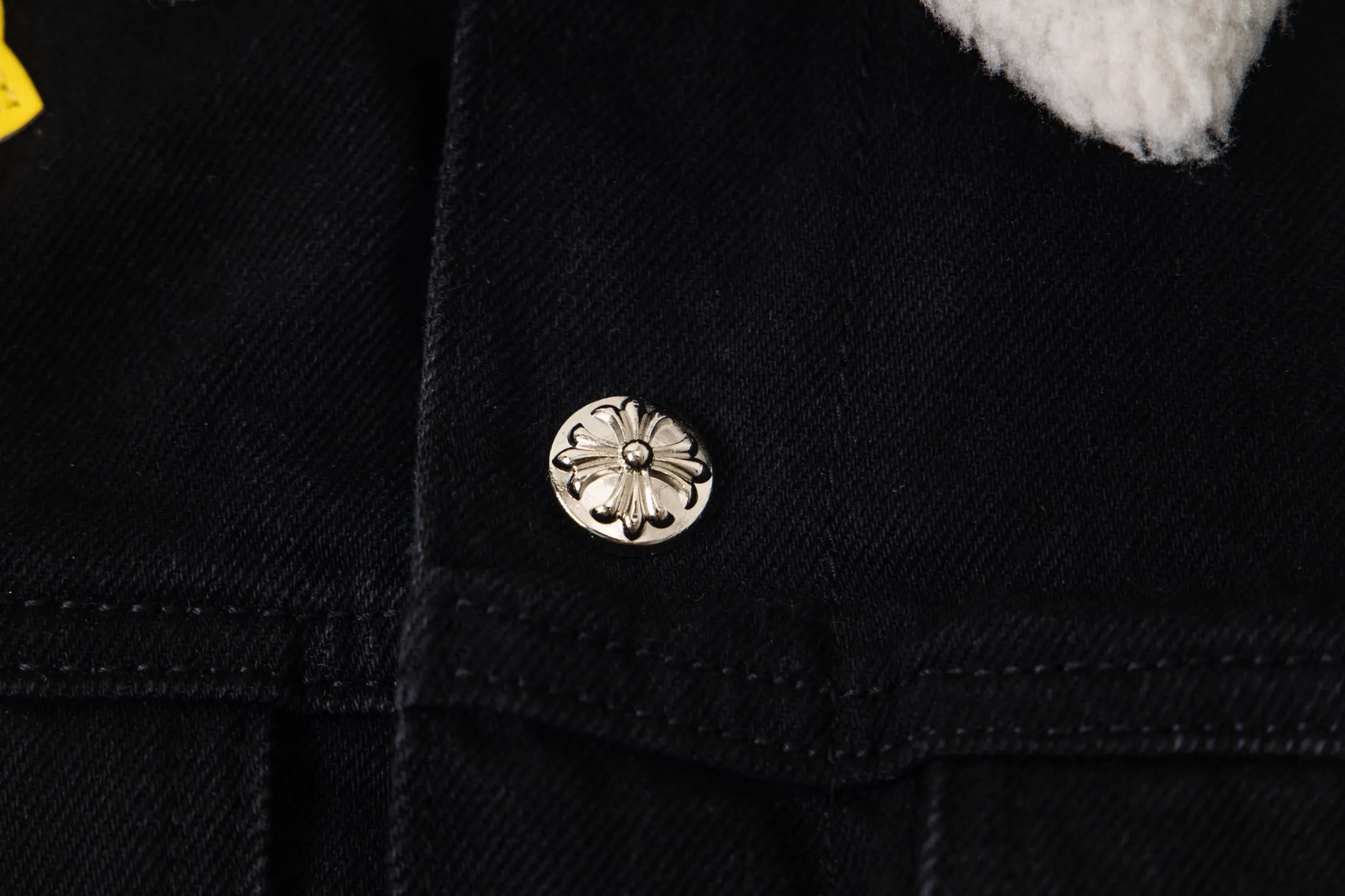 P360 version (lamb wool) Chrome Hearts Chrome Hearts colorful patchwork lamb fur collar jacket, the same style as the Internet celebrity star's cross-printed denim jacket, with unique cross design elements and full design sense. It is made of 100% denim cotton fabric with heavy coarse yarn count, which ensures a stiff and tough silhouette while being soft, comfortable and breathable. The lapel is designed with silver buttons and is full of texture. The classic white cross logo is all over the dress, making it a perfect versatile style for spring and summer! The original loose version is made of high-quality pure cotton fabrics. The fabric pattern is high-definition and delicate without burrs. It is comfortable and breathable to wear. All the buttons are molded and customized. It is casual and fashionable and can be matched with any bottoms. It can be windproof and sunproof in spring and summer. It can be worn outside in autumn and winter! Easily concave shape makes you look slimmer and taller, perfect for both men and women! Style number: 1838# Color: Black Size: S M L XL